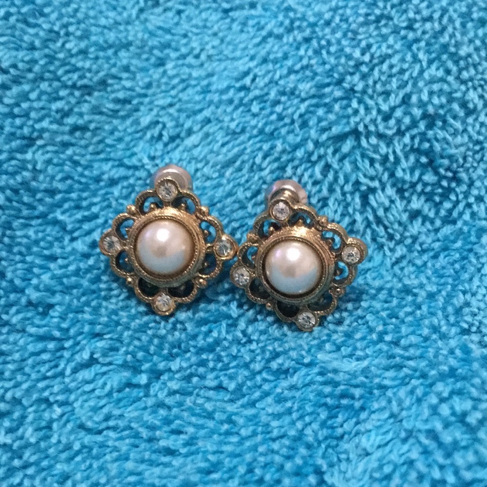 Vintage 1928 faux pearl earrings , gold tone